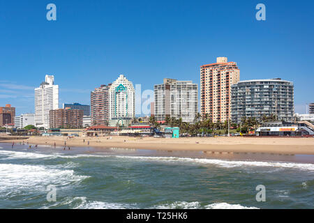Les bâtiments de grande hauteur en bord de plage du nord, Durban, KwaZulu-Natal, Afrique du Sud Banque D'Images