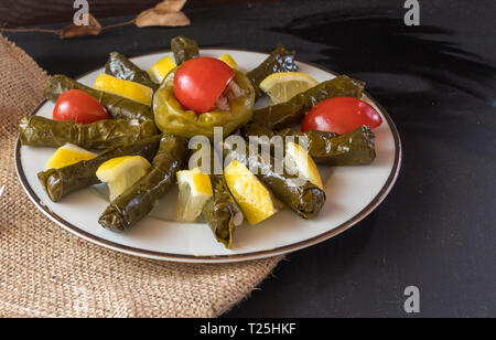 Des plats traditionnels turcs avec de l'huile d'olive et les feuilles de citron poivrons farcis Banque D'Images