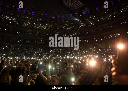 Regarder la foule des colombes au cours du Concert Teenage Cancer Trust, Royal Albert Hall, Londres. PRESS ASSOCIATION. Photo date : vendredi 29 mars, 2019. Voir PA story SHOWBIZ TCT. Crédit photo doit se lire : Isabel Infantes/PA Wire Banque D'Images