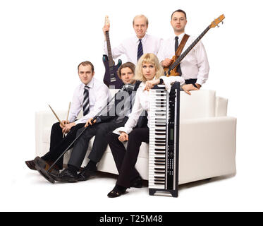 Groupe de musiciens avec instruments. isolé sur fond blanc Banque D'Images