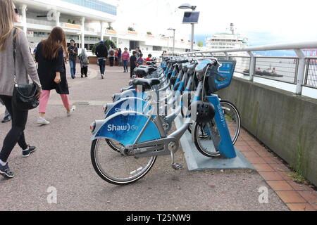 Canada Vancouver, le 15 juin 2018 : Editorial photo de prêt de la queue à louer dans la ville. Un service de location de vélos sont une façon d'obtenir autour de la ville sur un budget Banque D'Images