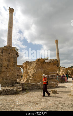 Tunisie, Tunis. 17 septembre, 2016. Slim woman avec un sac à dos promenades à travers les ruines de l'antique Carthage Banque D'Images