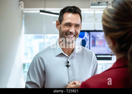 Portrait de l'entreprise au cours d'entretien avec femme journaliste. Manager répondant à la question dans le bureau. Jeune femme au travail comme reporter interviewin Banque D'Images