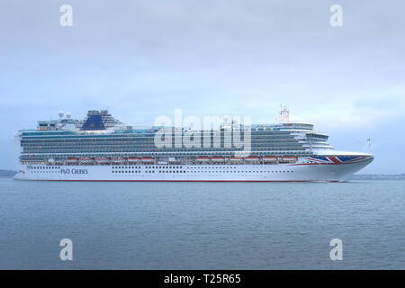 Le P&O Cruises, Cruise Ship géant, l'AZURA, en cours à Southampton Water, au départ du Port de Southampton, Royaume-Uni. 22 mars 2019. Banque D'Images