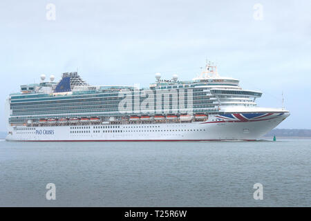 Le P&O Cruises, Cruise Ship géant, l'AZURA, en cours à Southampton Water, au départ du Port de Southampton, Royaume-Uni. 22 mars 2019. Banque D'Images