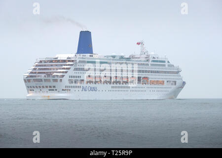 Le P&O Cruises, Cruise Ship géant, ORIANA, en cours à Southampton Water, au départ du Port de Southampton, Royaume-Uni. 22 mars 2019. Banque D'Images