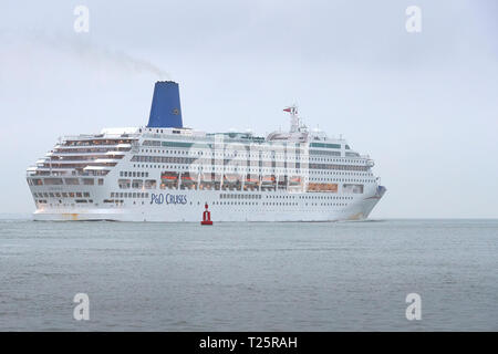 Le P&O Cruises, paquebot de croisière géant, ORIANA, en cours à Southampton Water, au départ du Port de Southampton, Royaume-Uni. 22 mars 2019. Banque D'Images