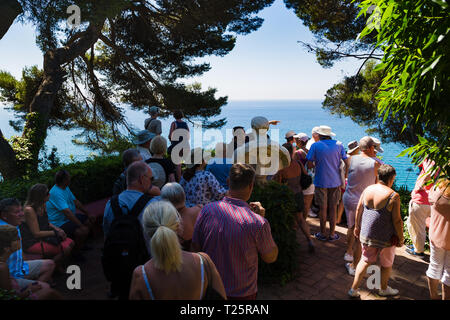 Les Jardins de Santa Clotilde. Jardin botanique de touristes sont à la recherche d'une excursion sur la baie à l'extrémité des jardins Banque D'Images