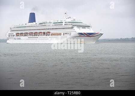 Le P&O Cruises, Cruise Ship géant, ORIANA, navigation à partir du port de Southampton, Royaume-Uni. 22 mars 2019. Banque D'Images