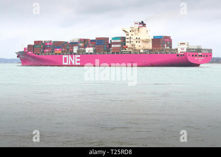 Le porte-conteneurs, une continuité, en cours, En Route de Hambourg pour le Port de Southampton, Royaume-Uni. Banque D'Images