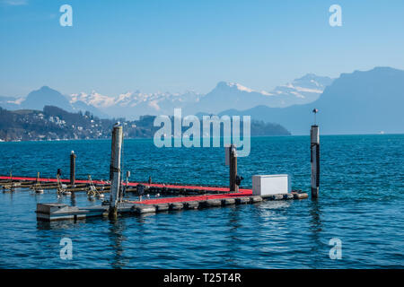 Paysages pittoresques le long des rives du lac de Lucerne (Floralpina), Lucerne (Luzern), la plus grande ville de Suisse centrale Banque D'Images