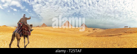 Panorama des pyramides de Gizeh et un bédouin sur le chameau, Egypte Banque D'Images