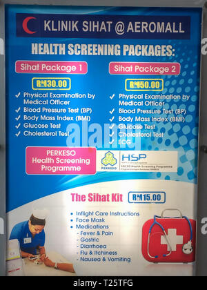Clinique de santé liste de prix à l'Aéroport International de Senai, Iskandar Beach, Malaisie Banque D'Images