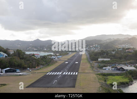 Vue de la piste de l'aéroport à Sainte-Lucie l'une des îles des Caraïbes prises en mars, qui est leur printemps. Banque D'Images