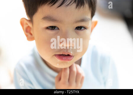 Close up de mucus nasal, Asian boy a un écoulement nasal clair avec morve. Banque D'Images