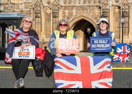 Westminster, Londres, Royaume-Uni ; 29 mars 2019 ; trois manifestants Pro-Brexit s'asseoir sur la barrière de sécurité à l'extérieur du Parlement Holding Signes Pro-Brexit Banque D'Images