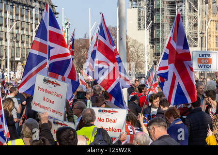 Westminster, Londres, Royaume-Uni ; 29 mars 2019 ; Pro-Brexit les manifestants à la place du Parlement contenir jusqu'Union Jack drapeaux pendant la marche de quitter Rally Banque D'Images
