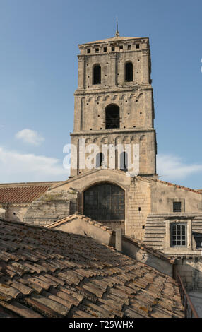 Le clocher de l'église saint-trophime est un monument médiéval à Arles dans le sud de la France Banque D'Images