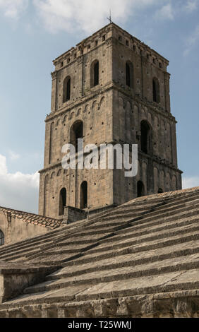 Le clocher de l'église saint-trophime est un monument médiéval à Arles dans le sud de la France Banque D'Images