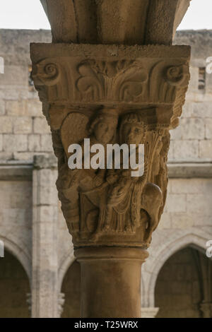 Le Cloître médiéval de cloitre saint-trophime sont un havre de tranquillité au centre de Arles dans le sud de la France Banque D'Images