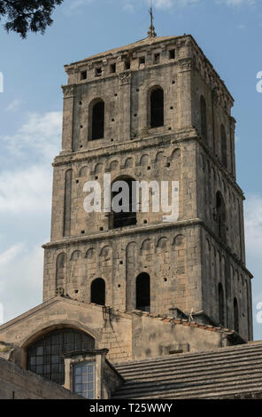 Le clocher de l'église saint-trophime est un monument médiéval à Arles dans le sud de la France Banque D'Images