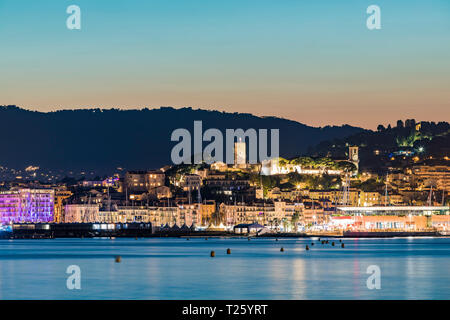 France, Provence-Alpes-Côte d'Azur, Cannes, vue du Suquet, vieille ville avec château et Chapelle Sainte-Anne dans la soirée Banque D'Images