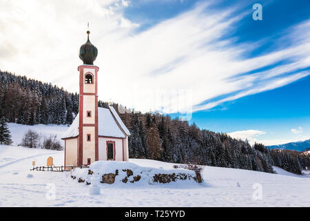 L'Italie, Trentin-Haut-Adige, Val di Funes, Santa Maddalena, San Giovanni in saintes chapelle sur un jour d'hiver ensoleillé Banque D'Images