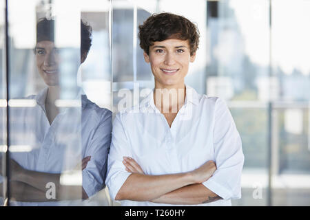 Portrait of smiling businesswoman in office Banque D'Images