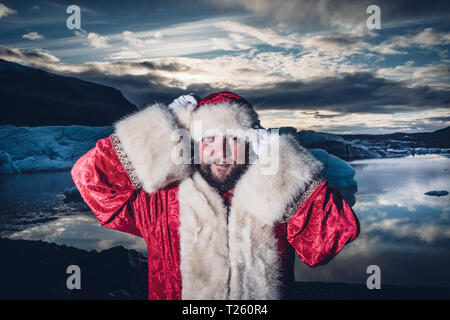 L'Islande, portrait du père Noël debout devant de glacier Banque D'Images