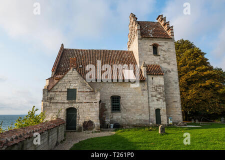 Le Danemark, la Nouvelle-Zélande, de l'ancienne église Hojerup sur le dessus de l'Stevns Klint Banque D'Images