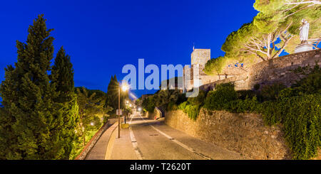 France, Provence-Alpes-Côte d'Azur, Cannes, Le Suquet, vieille ville, Mont-Chevalier, ruine du château, musée de la Castre à heure bleue Banque D'Images