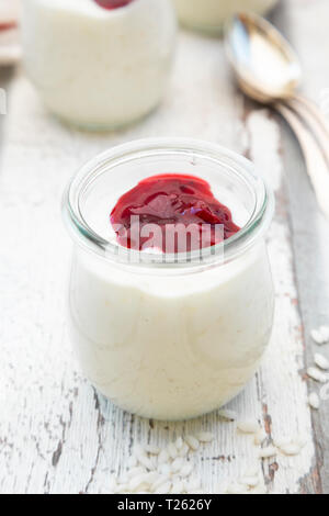 Verre de riz au lait à la compote de Banque D'Images