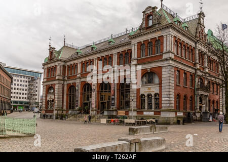 Cafés et bars sur Vagsallmenningen dans la ville de Bergen en Norvège. Banque D'Images