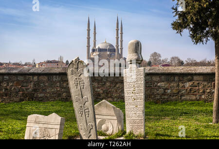 Pierres tombales et ottomane mosquée Selimiye à Edirne en arrière-plan de ville Turquie Banque D'Images