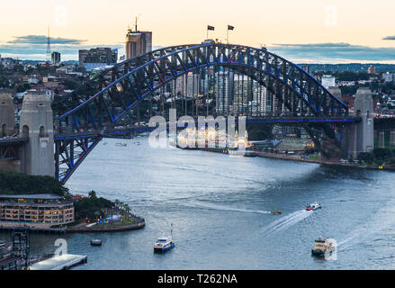 L'Australie, New South Wales, Sydney, Sydney Harbour Bridge le soir Banque D'Images