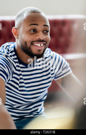 Portrait of smiling young man wearing striped t-shirt Banque D'Images