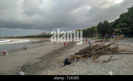 KUTA, BALI/INDONÉSIE - 15 décembre 2018 : les bénévoles nettoyer Kuta Beach à partir de déchets éparpillés. Les gens d'une organisation ou d'un employé de l'hôtel qui travaillent près de Banque D'Images