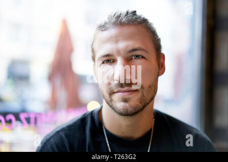 Portrait de jeune homme barbu Banque D'Images