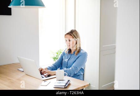 Woman working at home Banque D'Images