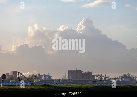 Nuages sur l'Europoort zone industrielle Banque D'Images