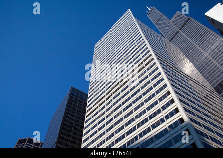 À la recherche d'affaires jusqu'au bâtiment dans downtown, Chicago, USA. Vue à travers de haut gratte-ciel d'un bout de ciel bleu Banque D'Images