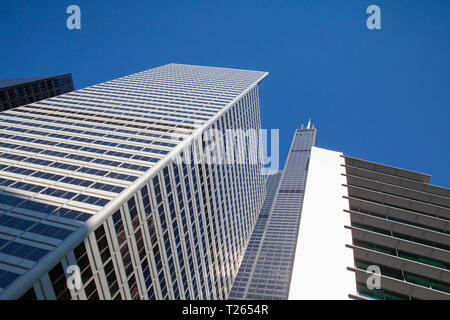 À la recherche d'affaires jusqu'au bâtiment dans downtown, Chicago, USA. Vue à travers de haut gratte-ciel d'un bout de ciel bleu Banque D'Images