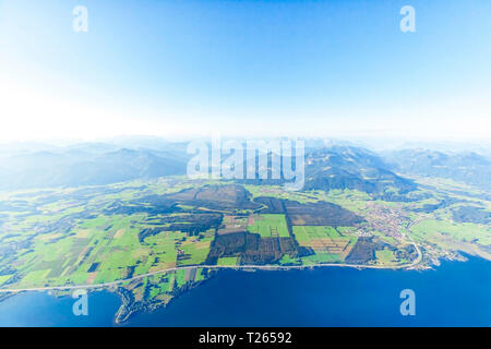 Allemagne, Bavière, Bade-Wurtemberg, vue aérienne du lac de Chiemsee, Alpes, autoroute A9 et de Bernau, et Kampenwand Alpes en arrière-plan Banque D'Images