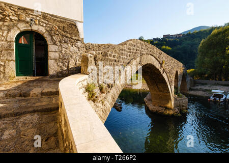 Le Monténégro, Rijeka Crnojevica, vieux pont Stari Most, rivière Crnojevic Banque D'Images