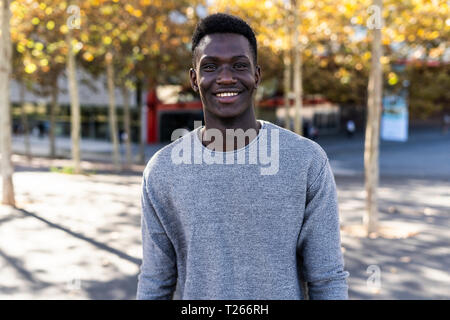 Portrait d'un certain jeune homme, debout dans un parc Banque D'Images