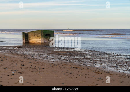 Un vieux bunker sur la plage de Newport, Norfolk, England, UK Banque D'Images