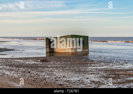 Un vieux bunker sur la plage de Newport, Norfolk, England, UK Banque D'Images