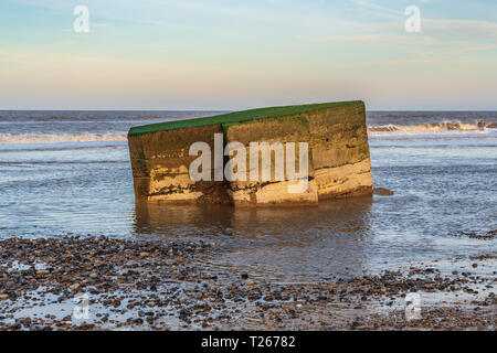 Un vieux bunker sur la plage de Newport, Norfolk, England, UK Banque D'Images