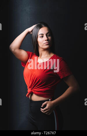 Portrait of young woman posing in front of black background Banque D'Images