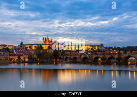 République tchèque, Prague, le Pont Charles, Prague et Prague Castel dans la soirée Banque D'Images